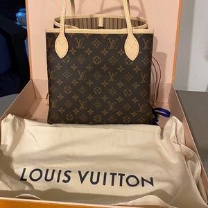 Never full tote